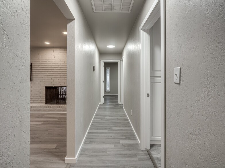 Building Photo - 12136 Thorn Ridge Rd