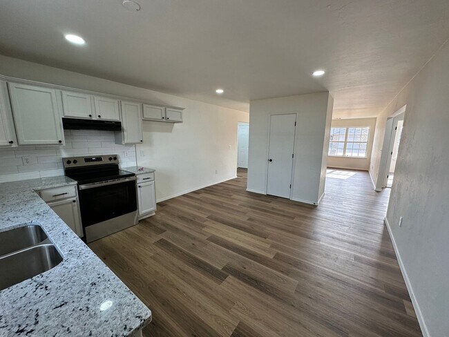 Building Photo - Beautiful 3bed/2bath House Available Near Tinker and Oklahoma Heart Hospital!