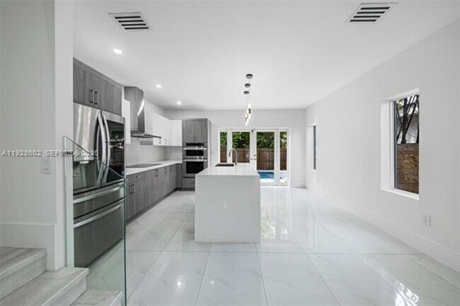 Building Photo - 3142 Carter St