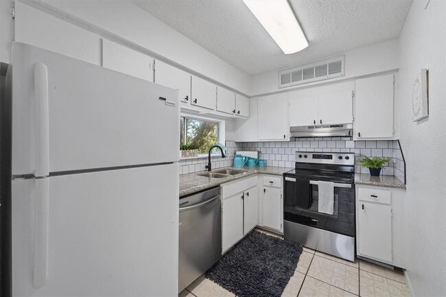 Building Photo - 10855 Meadowglen Ln