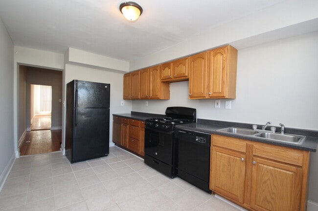 Building Photo - Updated & Lovely Harwood 3bd/1ba rowhome w...