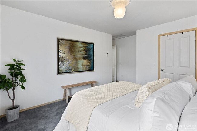 Building Photo - Spacious 3bd/3ba Townhouse