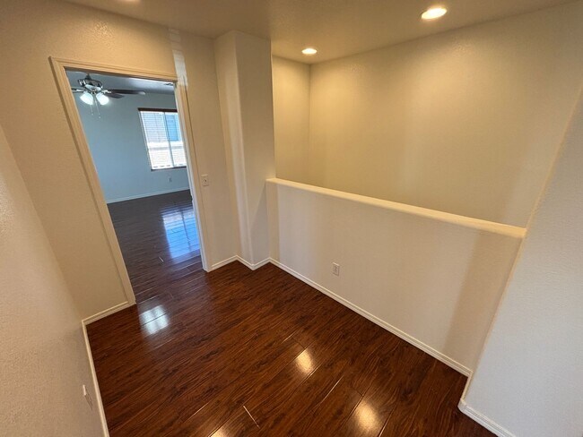 Building Photo - Beautiful 5Bed/2.5Bath/2Car home located near Seven Hills