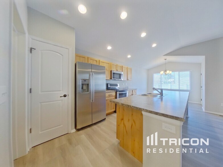 Building Photo - 931 Mount Shavano Ave