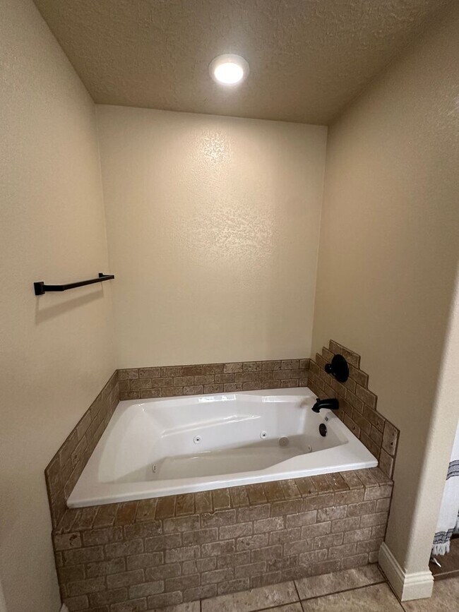 Building Photo - Stunning 4 Bed Home! 3 Car garage ! Mesa School District!
