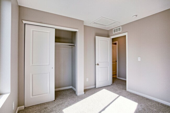 Building Photo - Beautiful 3 Bedroom Townhome in Mosaic