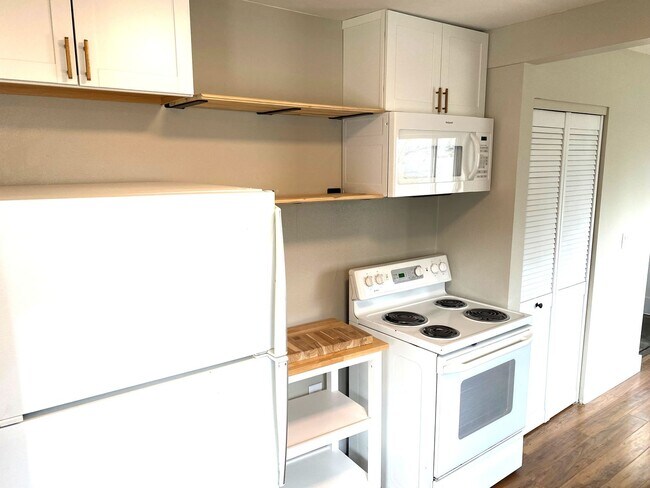 Building Photo - Charming West Side Bunglaow available now
