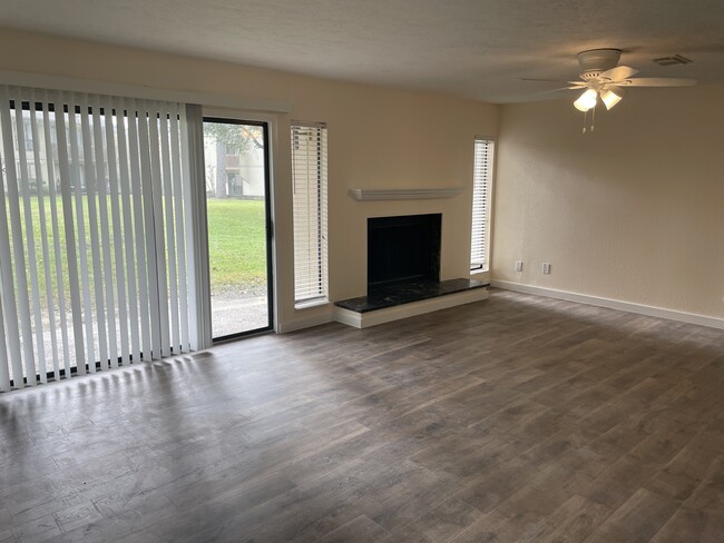 Living room/formal dining area - 15919 Golf Club Dr