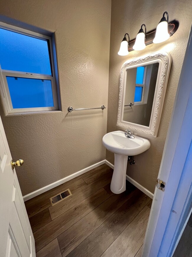 Building Photo - 2635 Parkwood Village Ln