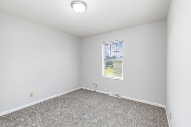 Building Photo - 1824 Meadow Dr