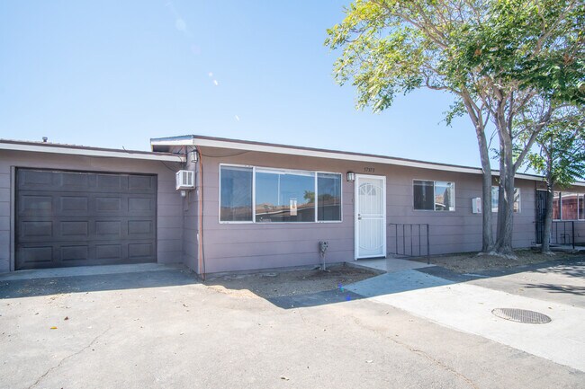 Building Photo - 57373 Yucca Trl