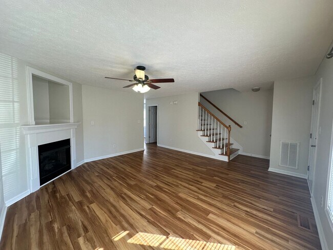 Building Photo - 3-bedroom, 3.5-bathroom nestled in Wyndhurst VA.