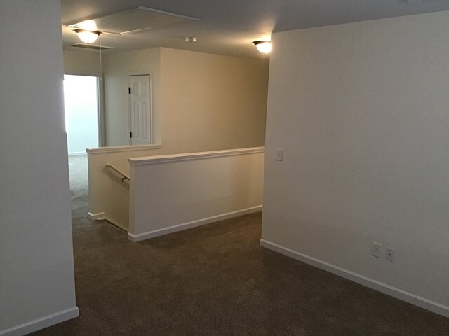 Building Photo - 708 White Oak Dr