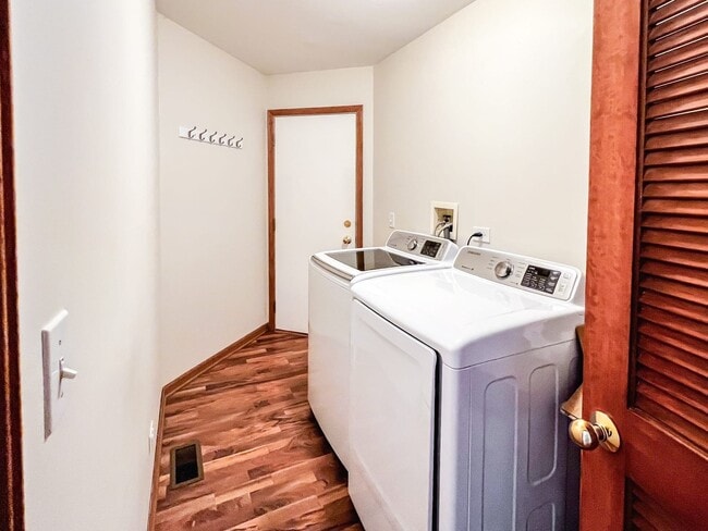 Building Photo - 1320 Darnell Dr