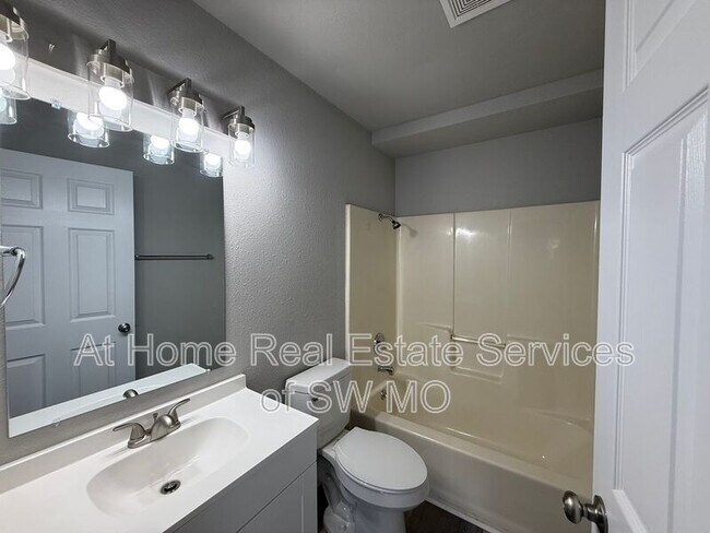 Building Photo - 721 E Bain St