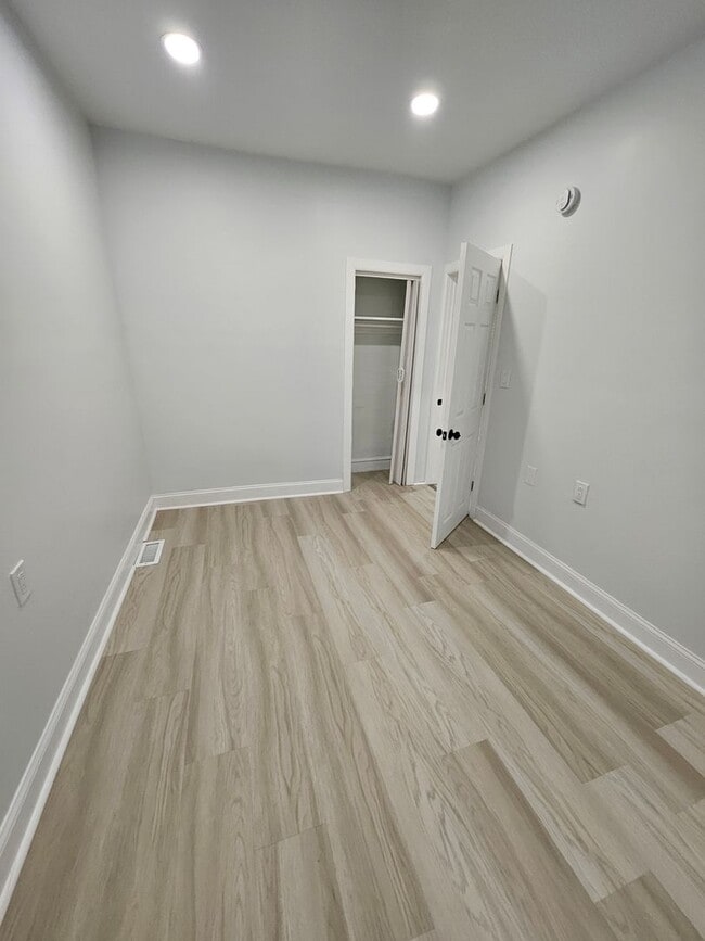 Building Photo - Newly renovated 3 bedroom, 1 bath home-Sec...