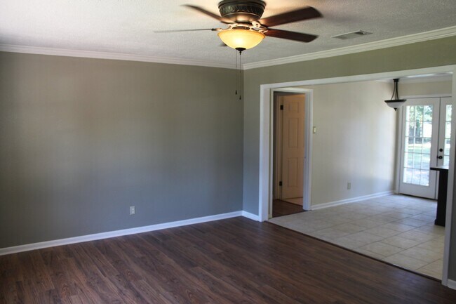 Building Photo - Lovely 3 Bedroom Home with Large Fenced in...