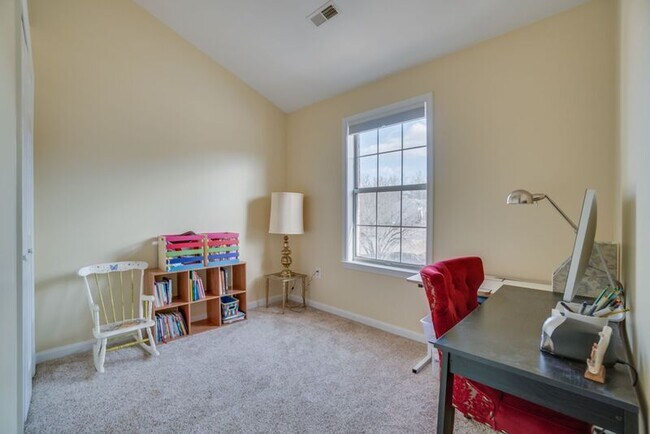 Building Photo - 206 Dundee Pl