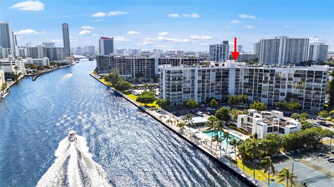 Building Photo - 800 Parkview Dr