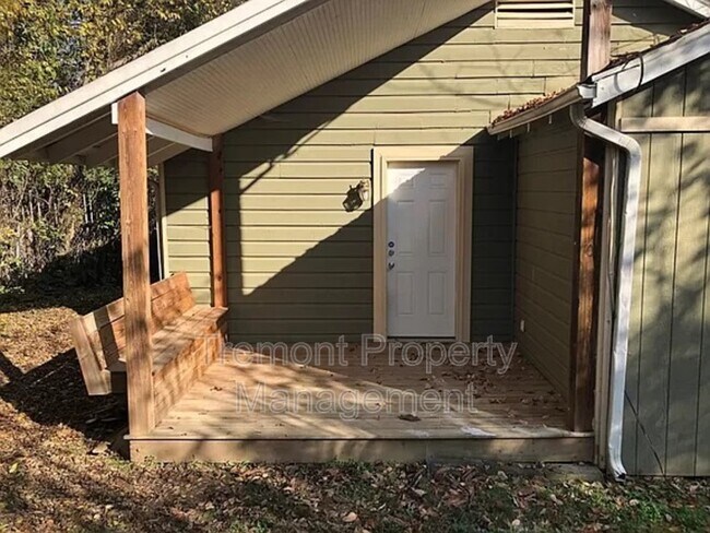 Building Photo - 607 Snow St