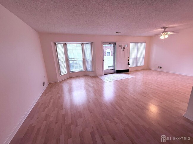 Building Photo - 207 Darwin Ln