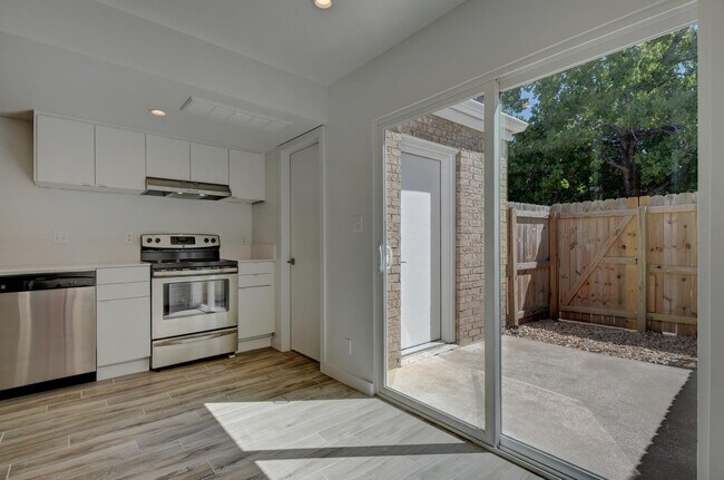 Building Photo - 8808 Dawnridge Circle