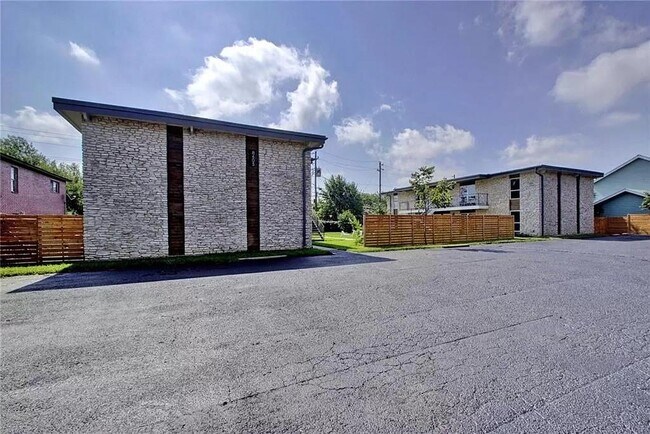 Building Photo - 8603 Putnam Dr