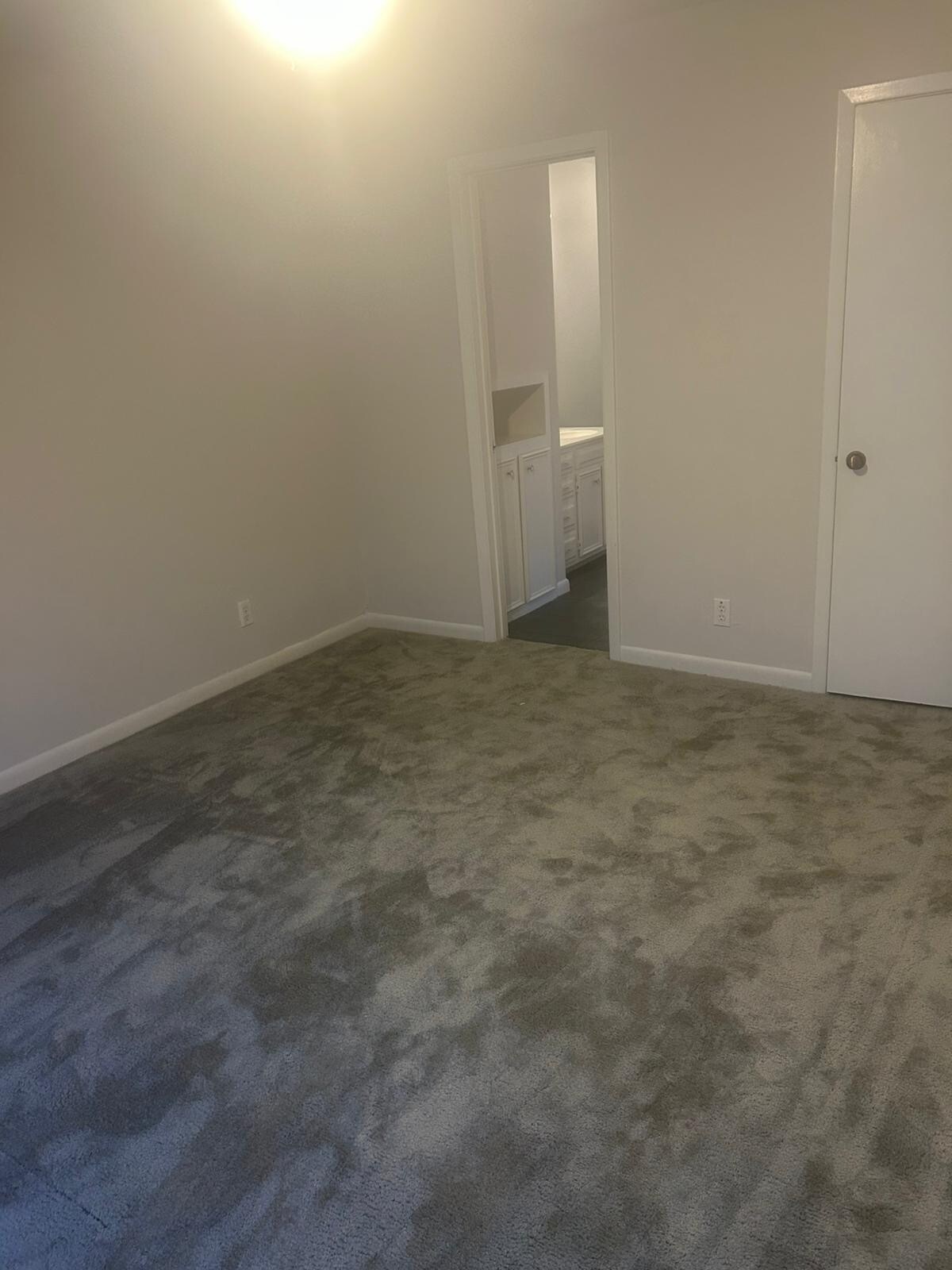 Room 2 - 916 Country Club Ln