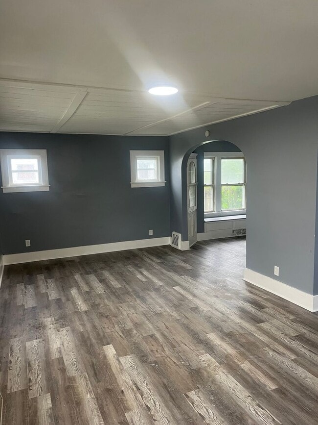 Building Photo - Section 8 Accepted, Charming 4BR 1 BA Home...