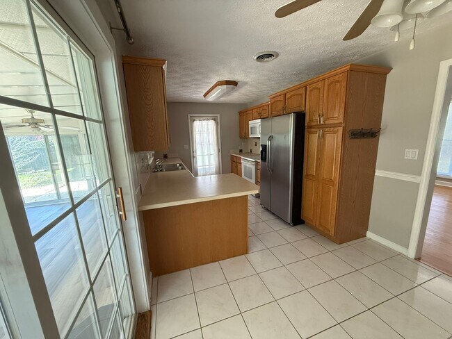 Building Photo - Spacious 4BR/2BA Tri-Level Home in Histori...