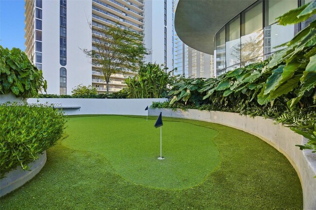 Building Photo - 700 NE 24th St