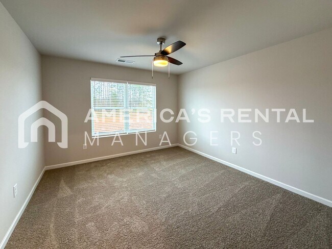 Building Photo - Escape to Lakeside Living in Lincoln! Available to View Now!!!