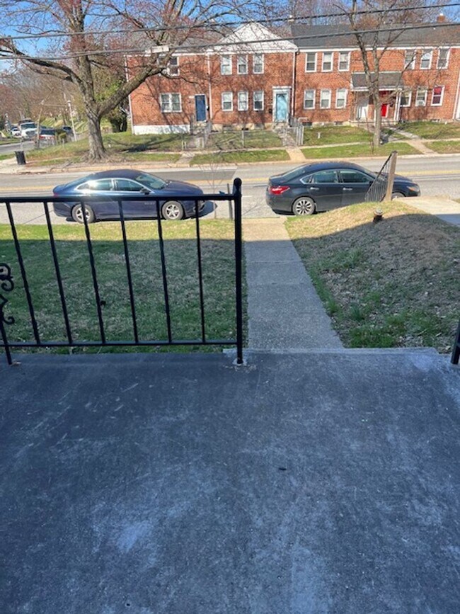 Building Photo - 3 Bedroom Home with Basement and yard