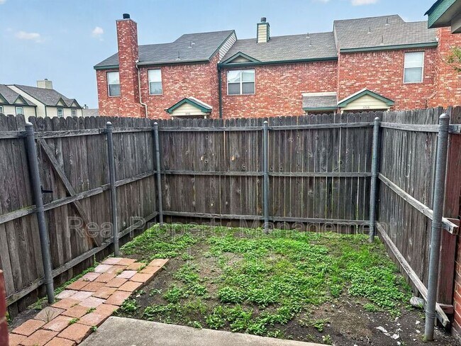 Building Photo - 3211 Roundtree Ln