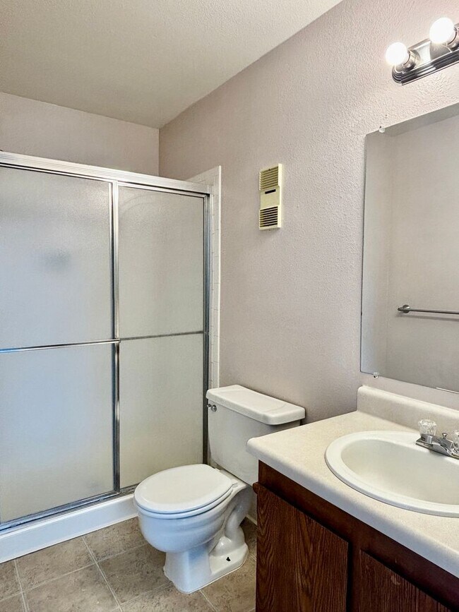 Building Photo - Updated 2 Bed/2 Bath Aurora Condo – Firepl...