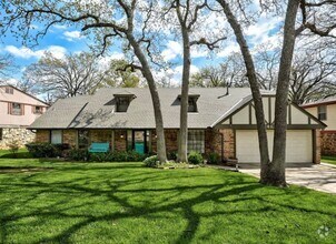 Building Photo - AVAILABLE SEPTEMBER 10TH Charming 4 bed 2....