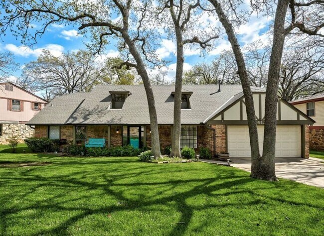 Primary Photo - AVAILABLE SEPTEMBER 10TH Charming 4 bed 2....