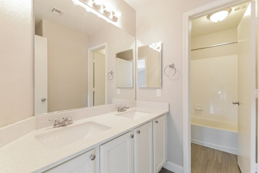 Building Photo - 995 River Walk Ct