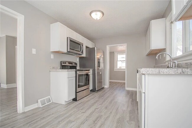 Building Photo - 409 3rd St