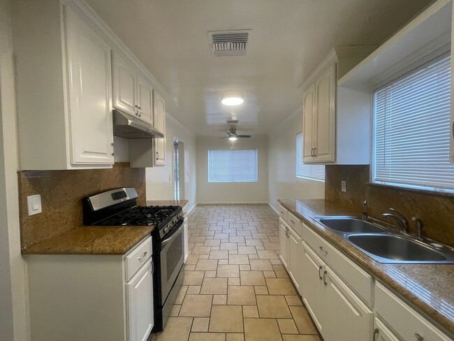 Building Photo - MOVE IN READY! Spacious & Charming 4-Bedro...