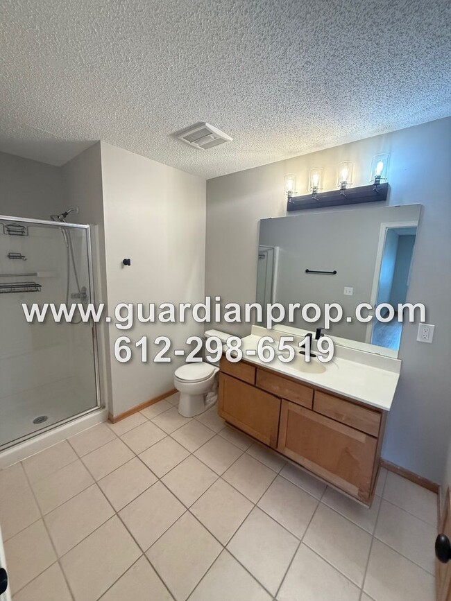 Building Photo - End Unit Townhouse Available Now, Loft Are...