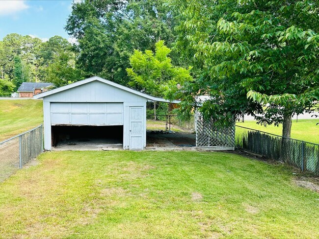 Building Photo - Charming 2 BD/1 BA Bungalow with Fenced Ba...