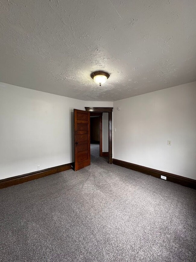 Building Photo - Large 4 bedrooms 2 full bathroom home for rent