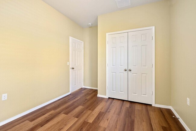 Building Photo - Glowing 3 Bedroom, 2 Bath Home Near Walter...