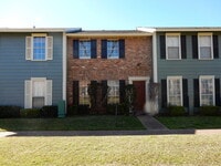 Building Photo - River Oaks Townhouse 3 bed/ 2.5 bath