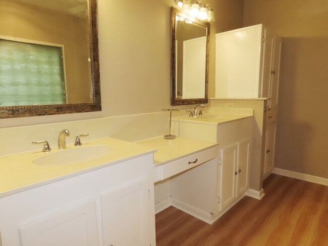 Building Photo - Charming 2 Bedroom, 2 Bath Home - Water & ...