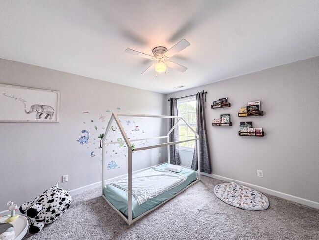 Building Photo - Stunning 4 Bed Home with Fenced Backyard