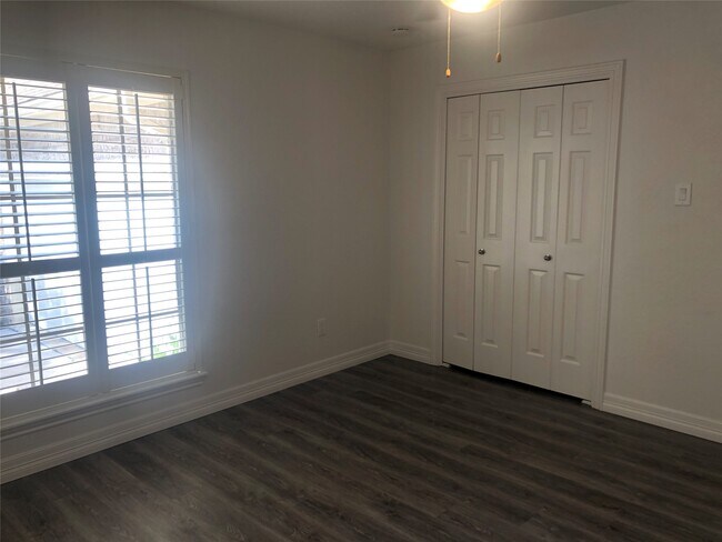 Building Photo - 135 Lakeside Dr