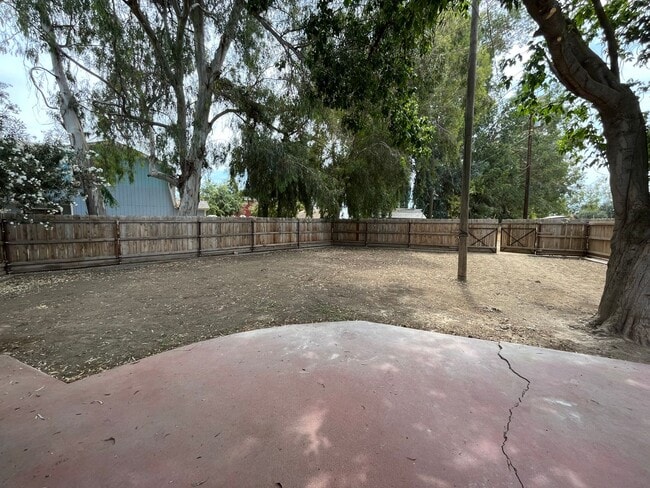 Building Photo - Country home coming soon!