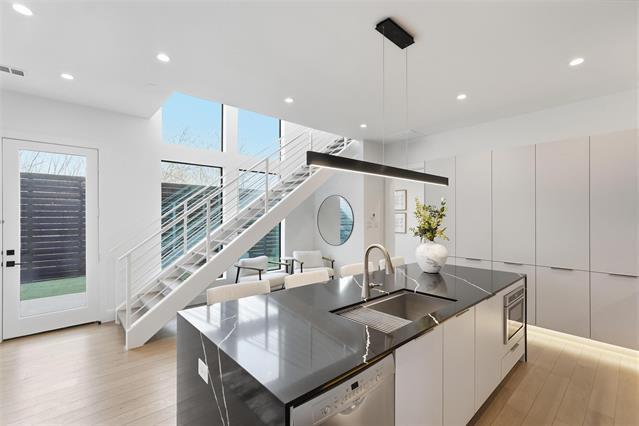 Building Photo - 3633 Thedford Ave